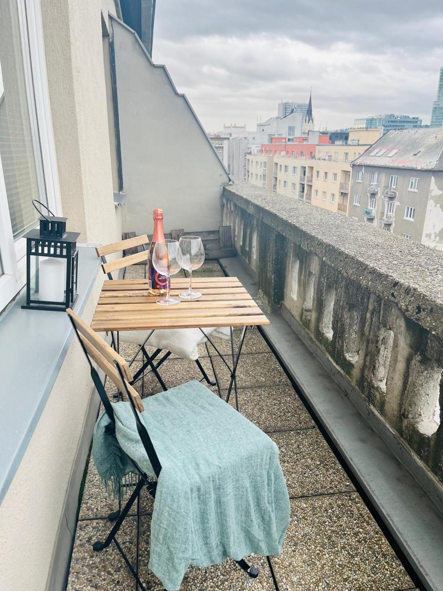 Charming Studio In The Old Town Apartment Bratislava Bagian luar foto